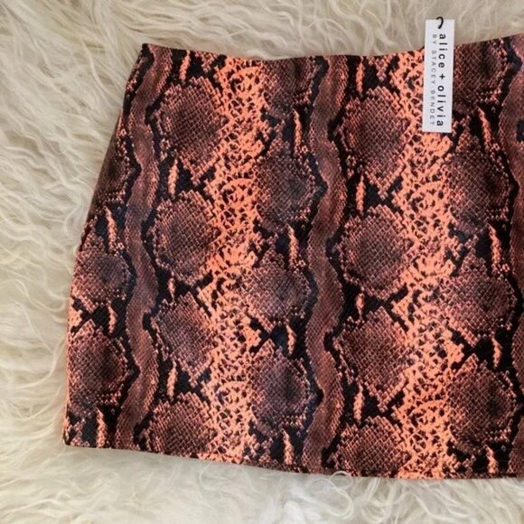 Alice + Olivia Elana Vegan Leather Skirt - Picture 10 of 11